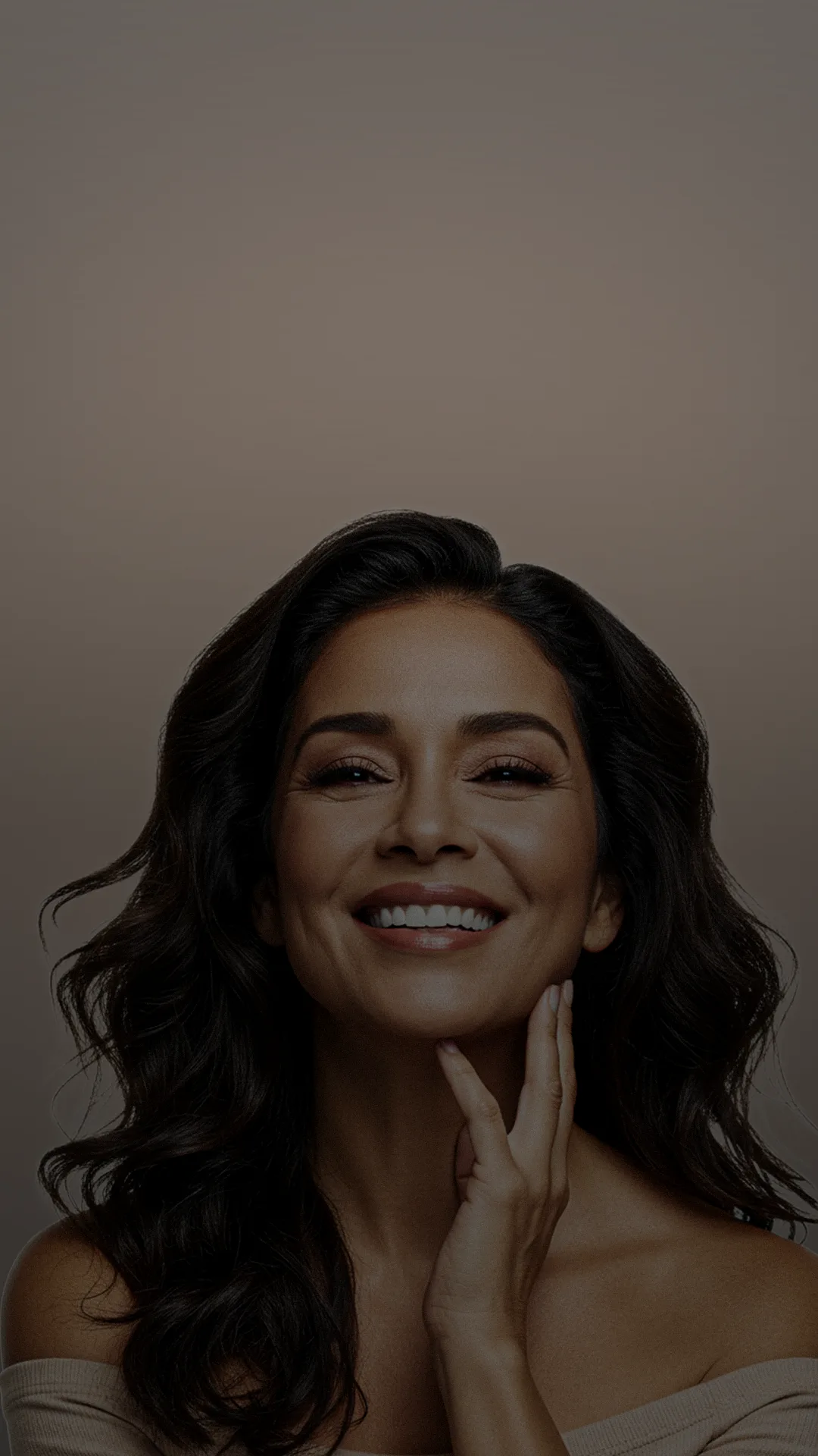 Mulher com expressão serena e confiante